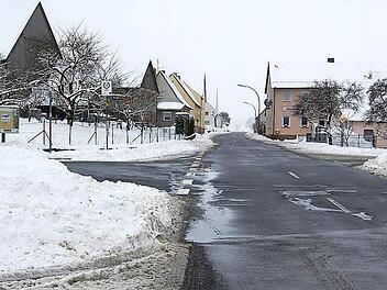 Die Ortsdurchfahrt Hetzlos wird in diesem Jahr komplett neu ausgebaut. Auch die Bushaltestelle wird erneuert. In diesem Bereich soll auch eine Grüninsel entstehen. An den Ortseingängen sind weder Verkehrsteiler noch Kreisverkehr vorgesehen. Foto: Günther Straub