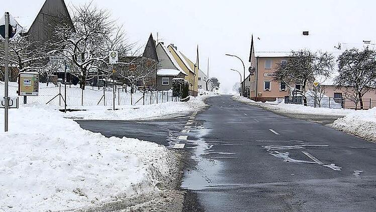 Die Ortsdurchfahrt Hetzlos wird in diesem Jahr komplett neu ausgebaut. Auch die Bushaltestelle wird erneuert. In diesem Bereich soll auch eine Grüninsel entstehen. An den Ortseingängen sind weder Verkehrsteiler noch Kreisverkehr vorgesehen. Foto: Günther Straub