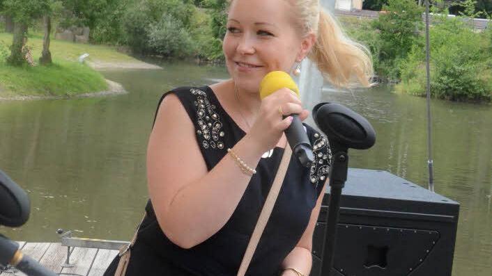 Sie war aus Hof/Saale angereist und zum ersten Mal bei der Benefizaktion auf der Seebühne dabei, "der blonde Engel" Sängerin Alla Gensel. Foto: Karl-Heinz Hofmann