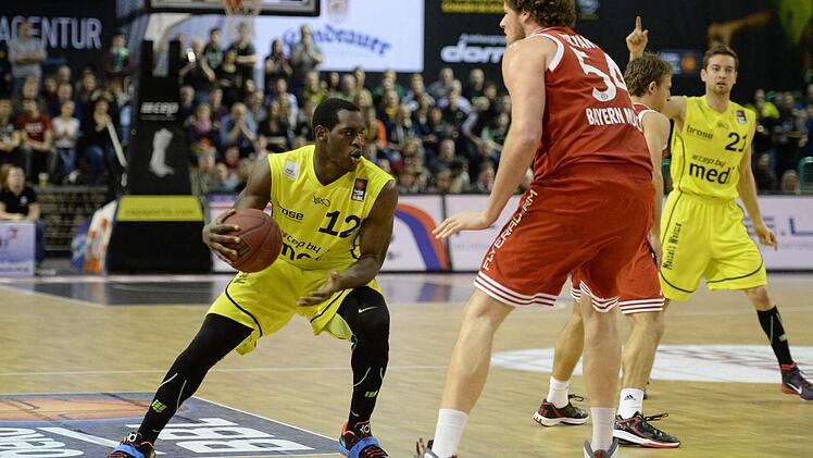 Javon McCrea (links) gegen den Münchner John Bryant.