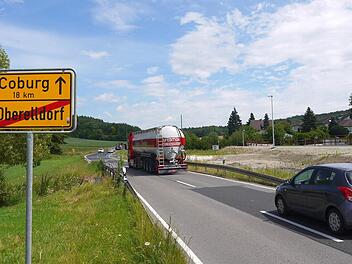 Aus zwei mach drei: Weil sich der Verkehr auf der Steigung nach Oberelldorf hinter Lastwagen immer wieder staut, plant das Staatliche Bauamt jetzt auf 1600 Metern den Bau einer dritten Fahrspur. Foto: Berthold Köhler