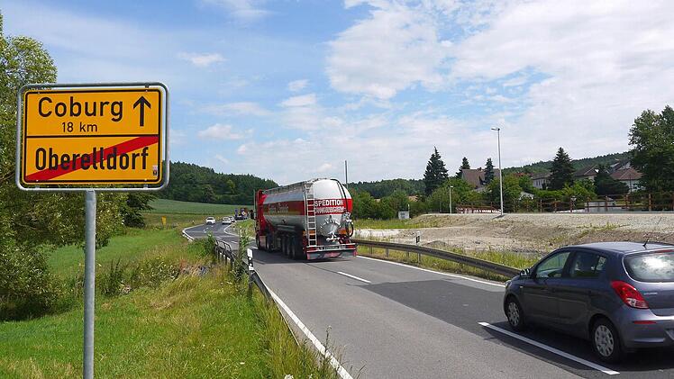 Aus zwei mach drei: Weil sich der Verkehr auf der Steigung nach Oberelldorf hinter Lastwagen immer wieder staut, plant das Staatliche Bauamt jetzt auf 1600 Metern den Bau einer dritten Fahrspur. Foto: Berthold Köhler