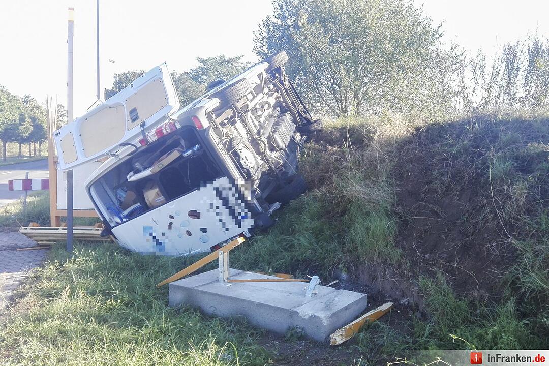 Transporter kollidiert mit Kleinwagen und kracht in Bushaltestelle