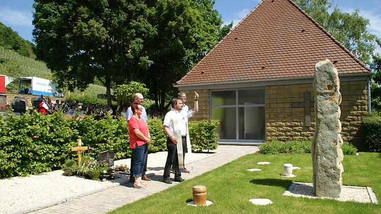 Mit dem Segen durch Pfarrer Michael Erhardt wurde die Umgestaltung des Friedhofs in Ziegelanger abgeschlossen. Unser Bild zeigt in dem neu angelegten Bereich für die Urnenbestattungen die Pfarrgemeinderatsvorsitzende Jutta Markert, Bürgermeister Thomas Stadelmann, Pfarrer Erhardt und Stadtrat Michael Minnich. Fotos: Sabine Weinbeer
