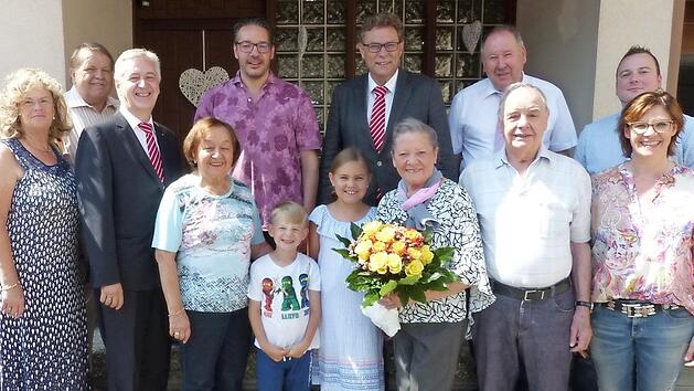 Mathilde Schiffauer (mit Blumen) mit Ehemann Ludwig (rechts daneben) im Kreise der Familie und Gratulantenschar Foto: Klaus-Peter Wulf
