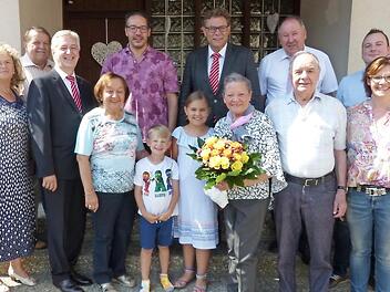 Mathilde Schiffauer (mit Blumen) mit Ehemann Ludwig (rechts daneben) im Kreise der Familie und Gratulantenschar Foto: Klaus-Peter Wulf