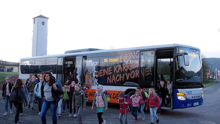 Schüler machen sich aus dem Bus heraus auf den Weg zur Schule, der sie auf der Straße Am Weiher führt. Foto: Archiv/Karlheinz Franz