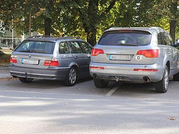 Große Autos, enge Parkbuchten - öfter Anlass für Ärger und Konflikte im Straßenverkehr.Archiv/Katrin Geyer