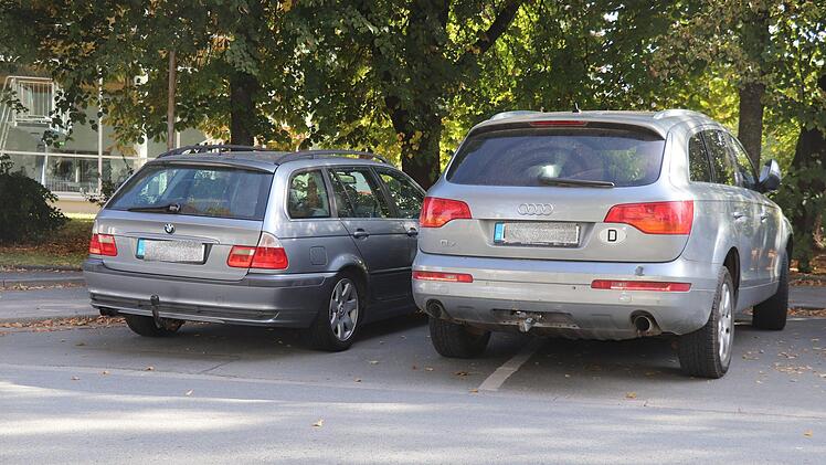 Große Autos, enge Parkbuchten - öfter Anlass für Ärger und Konflikte im Straßenverkehr.Archiv/Katrin Geyer