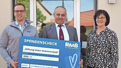 Bürgermeister Robert Hümmer (Mitte) freut sich über die Spende an die „Stiftung Unser Altenkunstadt“ aus den Händen von Benedikt (links) und Gisela Raab (rechts).