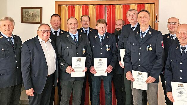 Einen gro&szlig;en Ehrungsreigen gab es bei der Feuerwehr Waldau. Von links: Vorsitzender Edwin Hartmann, stellv. Landrat Dieter Schaar, Kreisbrandrat Thomas Hofmann, Karlheinz M&uuml;ller, Kreisbrandmeister Jonas Paulini, Michael Gei&szlig;ler, Kommandant Johanne...