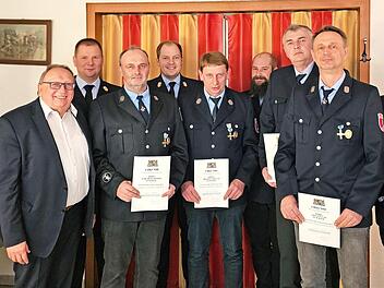 Einen gro&szlig;en Ehrungsreigen gab es bei der Feuerwehr Waldau. Von links: Vorsitzender Edwin Hartmann, stellv. Landrat Dieter Schaar, Kreisbrandrat Thomas Hofmann, Karlheinz M&uuml;ller, Kreisbrandmeister Jonas Paulini, Michael Gei&szlig;ler, Kommandant Johanne...