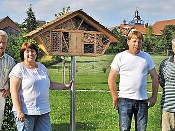 Gartenbauvereinsvorsitzender Dietmar Laude, seine Stellvertreterin Ruth Mohrand (von links) und Ortsbeauftragter Heribert Schmidt (rechts) dankten Zimmerer Frank Bähr für die großzügige Spende des Insektenhotels, das am Rand des Festplatzes in Mainroth aufgestellt wurde. Foto: Ingrid Kohles