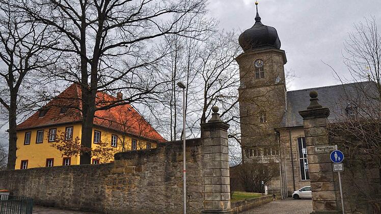Die evangelische Trinitatiskirche und das zugehörige Pfarrhaus.