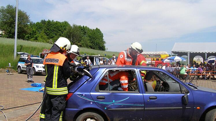Bergung von Verletzten aus dem Auto. Foto: Wolfgang Saam