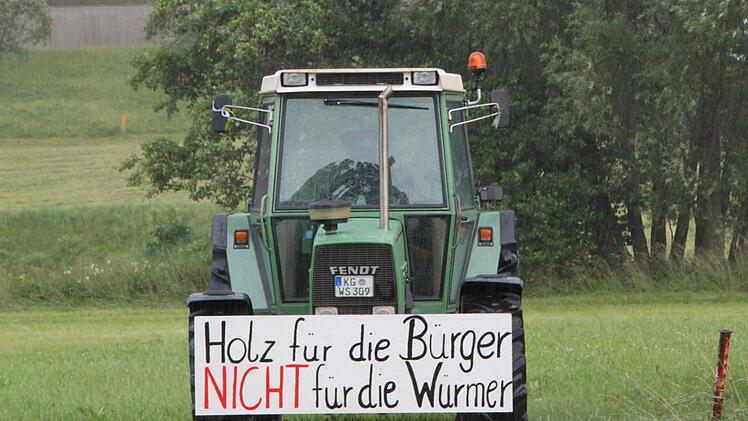 Ein paar Traktoren mit Protestplakaten standen am Straßenrand. Foto: Ulrike Müller