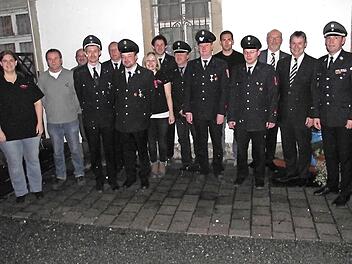 Von links die Geehrten der Wehr mit einigen Offiziellen: Vorsitzende Tanja Renner, Bernd Bauer, Jürgen Bauer, Frank Renner, Gerhard Maaser, Martin Sauerwein, Anja Dietz, Matthias Ultsch, Heinrich Roth, Jürgen Harthan, Andreas Harthan, Thomas Ultsch, Bürgermeister Egon Herrmann, Vize-Landrat Gerhard Wunder und Kreisbrandmeister Markus Reischl. Foto: Dieter Wolf
