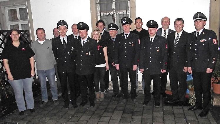 Von links die Geehrten der Wehr mit einigen Offiziellen: Vorsitzende Tanja Renner, Bernd Bauer, Jürgen Bauer, Frank Renner, Gerhard Maaser, Martin Sauerwein, Anja Dietz, Matthias Ultsch, Heinrich Roth, Jürgen Harthan, Andreas Harthan, Thomas Ultsch, Bürgermeister Egon Herrmann, Vize-Landrat Gerhard Wunder und Kreisbrandmeister Markus Reischl. Foto: Dieter Wolf