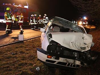 Der Golf wurde bei dem Unfall völlig zerstört, der 25-jährige Fahrer  schwer verletzt. Fotos: Alexander Hartmann