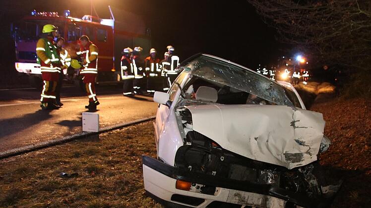 Der Golf wurde bei dem Unfall völlig zerstört, der 25-jährige Fahrer  schwer verletzt. Fotos: Alexander Hartmann