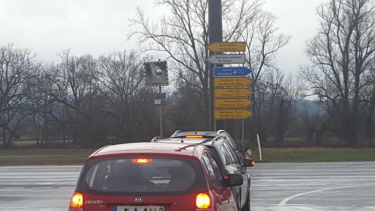 Der Spiegel an der Einmündung der Straße Am Goldenen Feld in die Staatsstraße zwischen Melkendorf und Burghaig wurde jetzt wieder aufgestellt.  Foto: Alexander Hartmann