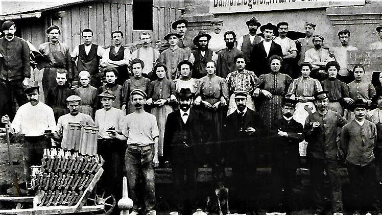 Die Belegschaft der Dampfziegelei "Marie" Gundelsdorf im Jahre 1919 mit Firmenchef Julius Obermeier (6. von links). Ebenfalls sind auf dem Foto die Produkte der Dampfziegelei erkennbar.Repro: Gerd Fleischmann
