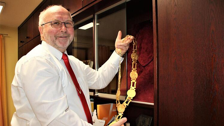 Langsam räumt Egon Herrmann sein Büro für seinen Nachfolger. 18 Jahre hatte er den Chefsessel im Rathaus inne. Die Amtskette trug er bei feierlichen Anlässen.  Foto: Veronika Schadeck