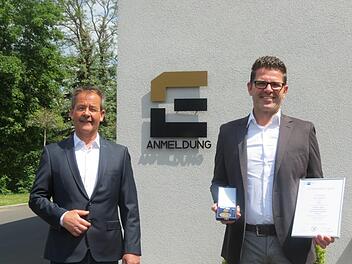Geschäftsführer Matthias Rott (links) übergab Peter Schneider die Urkunde und Medaille der IHK.  Foto: Doris Bauer