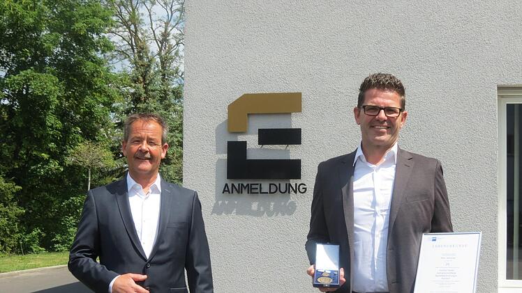Geschäftsführer Matthias Rott (links) übergab Peter Schneider die Urkunde und Medaille der IHK.  Foto: Doris Bauer