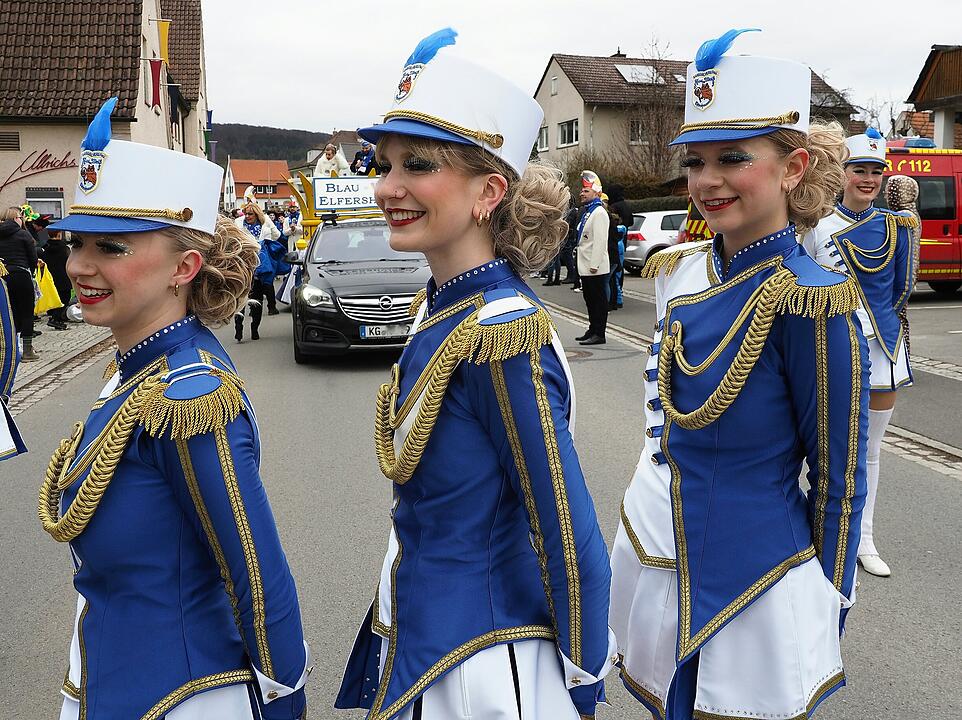 Mit vielen Fuß- und Musikgruppen