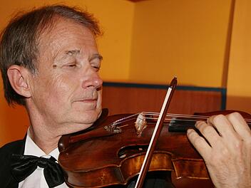 Professor Michael Grube mit seiner fast 350 Jahre alten Amati-Geige. Foto: Sonja Adam