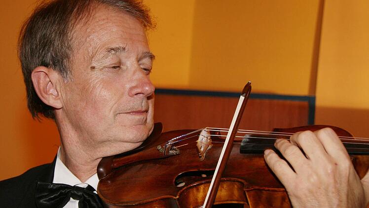 Professor Michael Grube mit seiner fast 350 Jahre alten Amati-Geige. Foto: Sonja Adam
