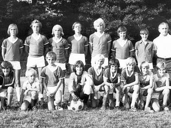 Die Jugendmannschaft des SV Hassenbach 1974 mit dem Vorsitzenden Robert Frank (rechts). Foto: Günther Straub/Archiv