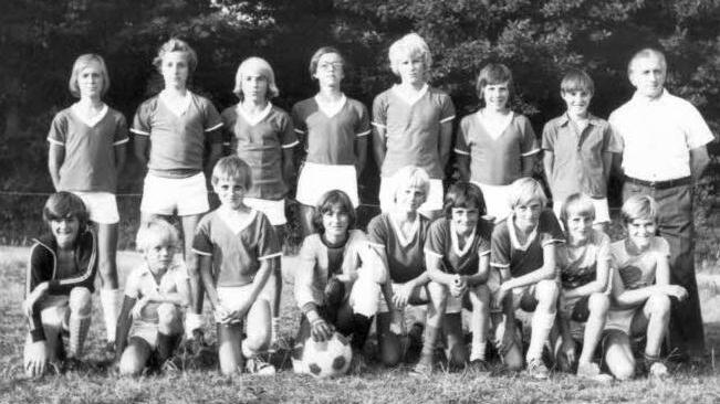 Die Jugendmannschaft des SV Hassenbach 1974 mit dem Vorsitzenden Robert Frank (rechts). Foto: Günther Straub/Archiv