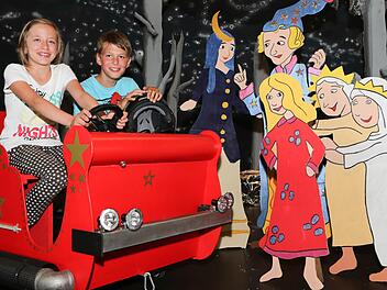 Für das Zeitungsfoto haben sich Lucy und Luis in den Mondschlitten gesetzt. Foto: Matthias Hoch