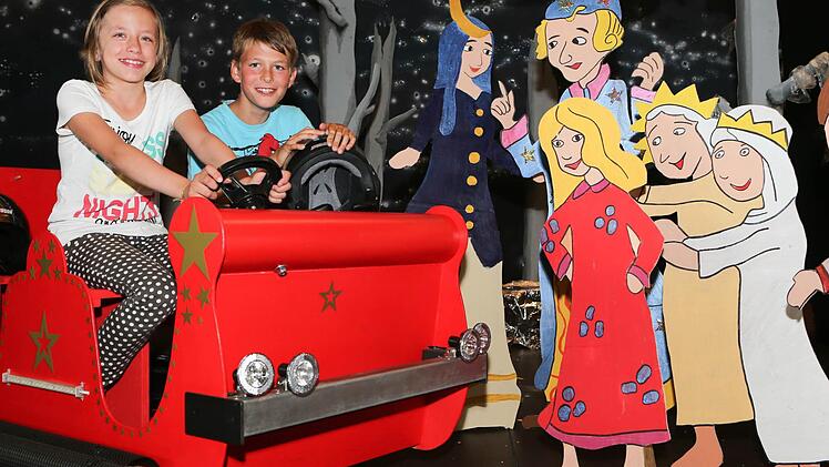 Für das Zeitungsfoto haben sich Lucy und Luis in den Mondschlitten gesetzt. Foto: Matthias Hoch