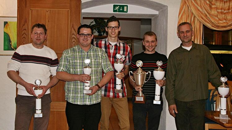 Bei der Clubmeisterschaft erfolgreich (von rechts): Carsten Dünisch (3. Platz), Bastian Limpert (Clubmeister), Florian Just (2. Platz), Fabian Schneider, Frank Alzheimer (weitere Plätze). Foto: privat