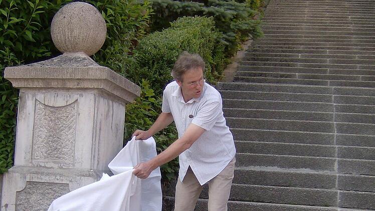 Wolfram von Bieren enthüllt den linken Handlauf am Fuße der Friedenstreppe. Foto: Petra Malbrich