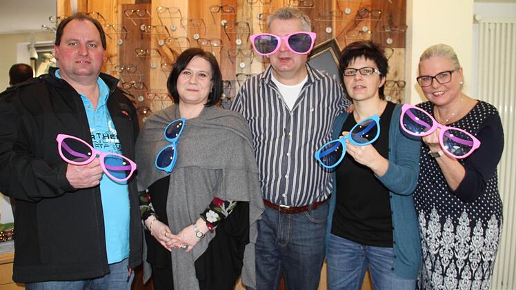 Optik Schaller in Michelau: Sabine (rechts) und Thomas Schaller (Mitte) mit den glücklichen Gewinnern des Preisrätsels, die sich über neue trendige Ray-Ban-Sonnenbrillen freuen dürfen.  Foto: Gerda Völk
