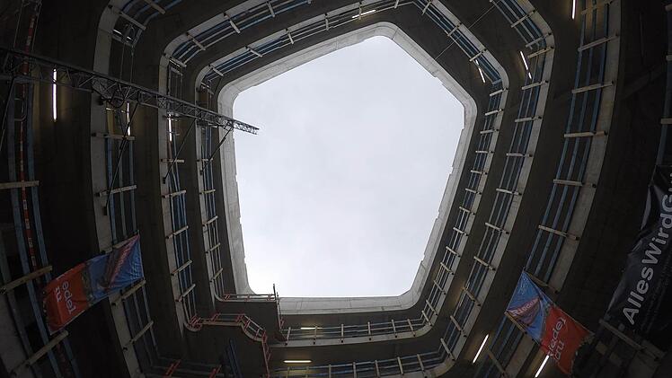 Das Atrium im Neubau des Landratsamts Erlangen-Höchstadt machte beim Richtfest Eindruck. Rund 40 Millionen Euro soll der Bau kosten. Foto: Christian Bauriedel