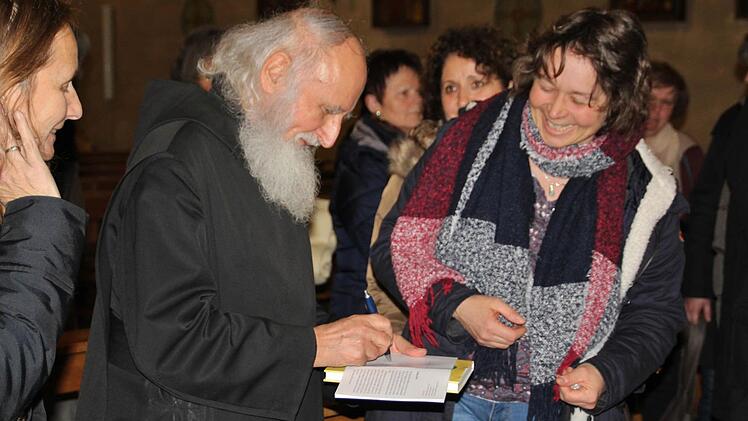 Ein freundliches Wort für jeden: Pater Anselm Grün signiert seine Bücher.  Foto: Werner Vogel