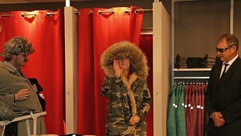Die Kanzlerin beim Shoppen - der Parka geht allerdings an das Verteidigungsministerium. Mit auf dem Foto Horst Schlemmer (links) und ein Bodyguard.  Foto: Anja Vorndran