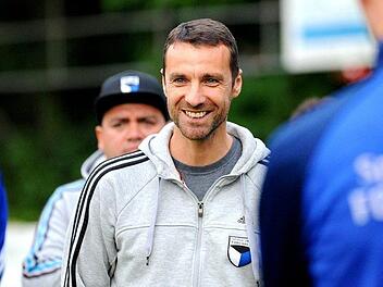 Christian Springer erfreut sich bester Laune: Der Trainer der SpVgg Jahn Forchheim holte im neuen Jahr mit seiner Mannschaft sieben Punkte aus drei Spielen.  Am Samstag geht es nach Großbardorf. Andreas Bär/anpfiff.info