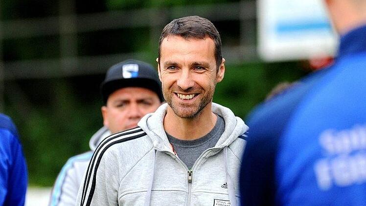 Christian Springer erfreut sich bester Laune: Der Trainer der SpVgg Jahn Forchheim holte im neuen Jahr mit seiner Mannschaft sieben Punkte aus drei Spielen.  Am Samstag geht es nach Großbardorf. Andreas Bär/anpfiff.info