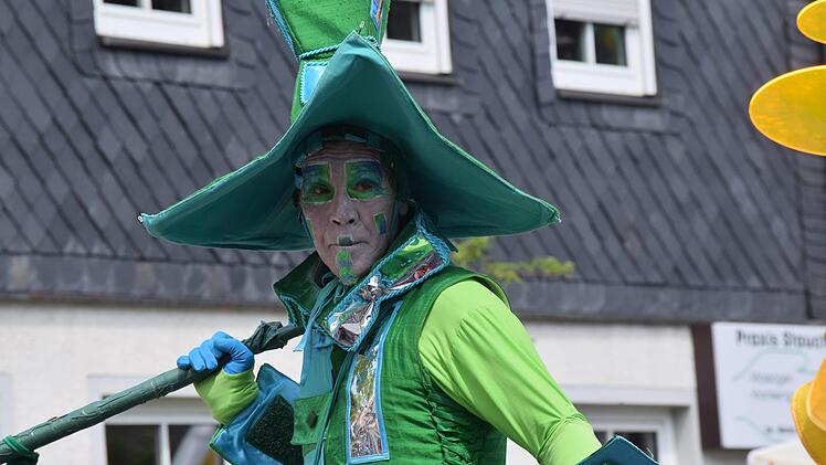 Die Stelzenl&auml;ufer sind bei der Haba Spielzeugstra&szlig;e zum 80j&auml;hrigen Geburtstag der Firma ein wahrer Blickfang.