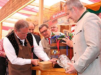 Volle Konzentration: OB Henry Schramm beim Probe-Bieranstich zur Bierwoche 2018 - aufmerksam beobachtet vom Vorstandssprecher der Kulmbacher Brauerei, Markus Stodden (rechts), stellvertretendem Landrat Jörg Kunstmann (rechts hinter dem OB) und Herrmann Nothhaft (Mitte), dem Leiter Technik und Qualitätssicherung bei der  Kulmbacher Brauerei . Jürgen Gärtner