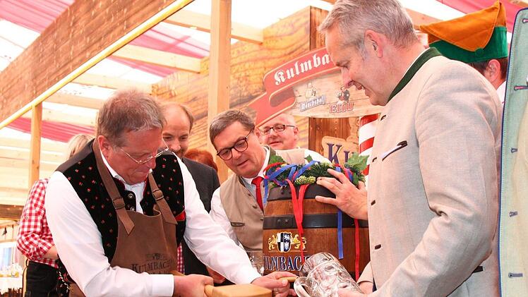 Volle Konzentration: OB Henry Schramm beim Probe-Bieranstich zur Bierwoche 2018 - aufmerksam beobachtet vom Vorstandssprecher der Kulmbacher Brauerei, Markus Stodden (rechts), stellvertretendem Landrat Jörg Kunstmann (rechts hinter dem OB) und Herrmann Nothhaft (Mitte), dem Leiter Technik und Qualitätssicherung bei der  Kulmbacher Brauerei . Jürgen Gärtner