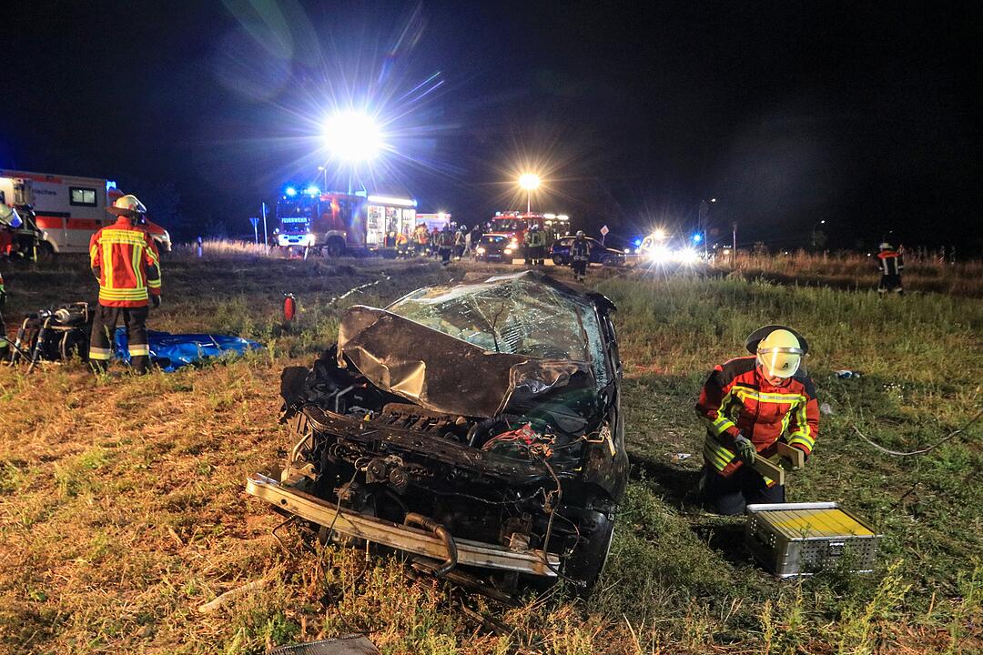 Kreis Erlangen: Cabrio überschlägt sich auf Acker mehrfach - Fahrer schwer verletzt
