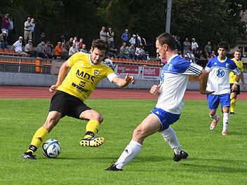 Mit Schwung in den Zweikampf mit Bad Kissingens Christian Heilmann geht Manuel Hänelt vom FC Thulba (links). Aber etwas Zählbares konnte der Frankone mit seinem Team nicht aus dem Sportpark mit nach Hause nehmen.Hopf