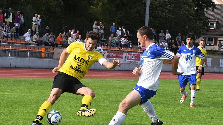 Mit Schwung in den Zweikampf mit Bad Kissingens Christian Heilmann geht Manuel Hänelt vom FC Thulba (links). Aber etwas Zählbares konnte der Frankone mit seinem Team nicht aus dem Sportpark mit nach Hause nehmen.Hopf